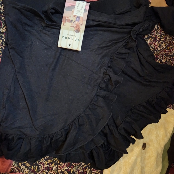 NWT Halara ruffle shorts - Picture 5 of 8